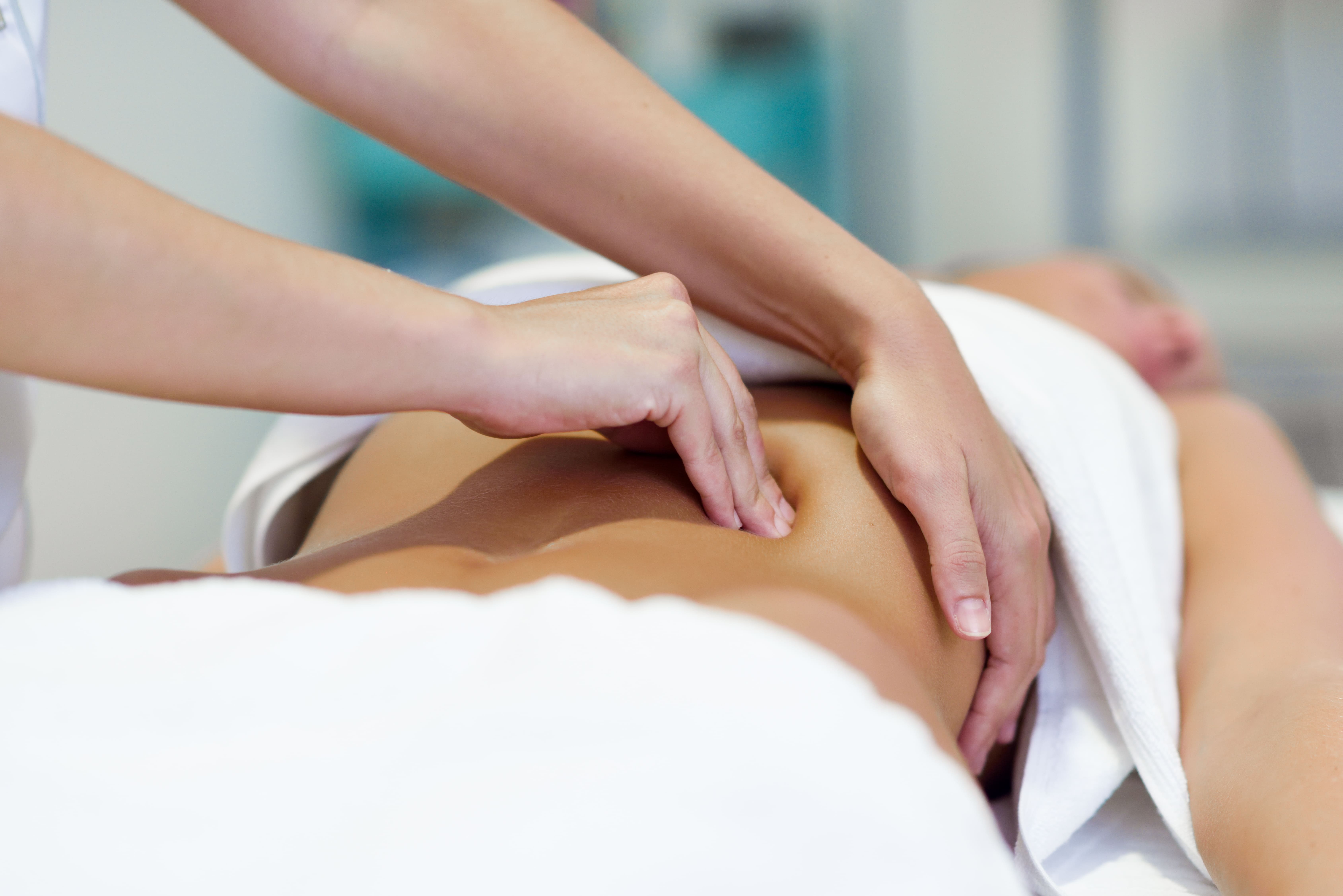 mujer-teniendo-abdomen-masaje-profesional-osteopatia-terapeuta (2) (1)